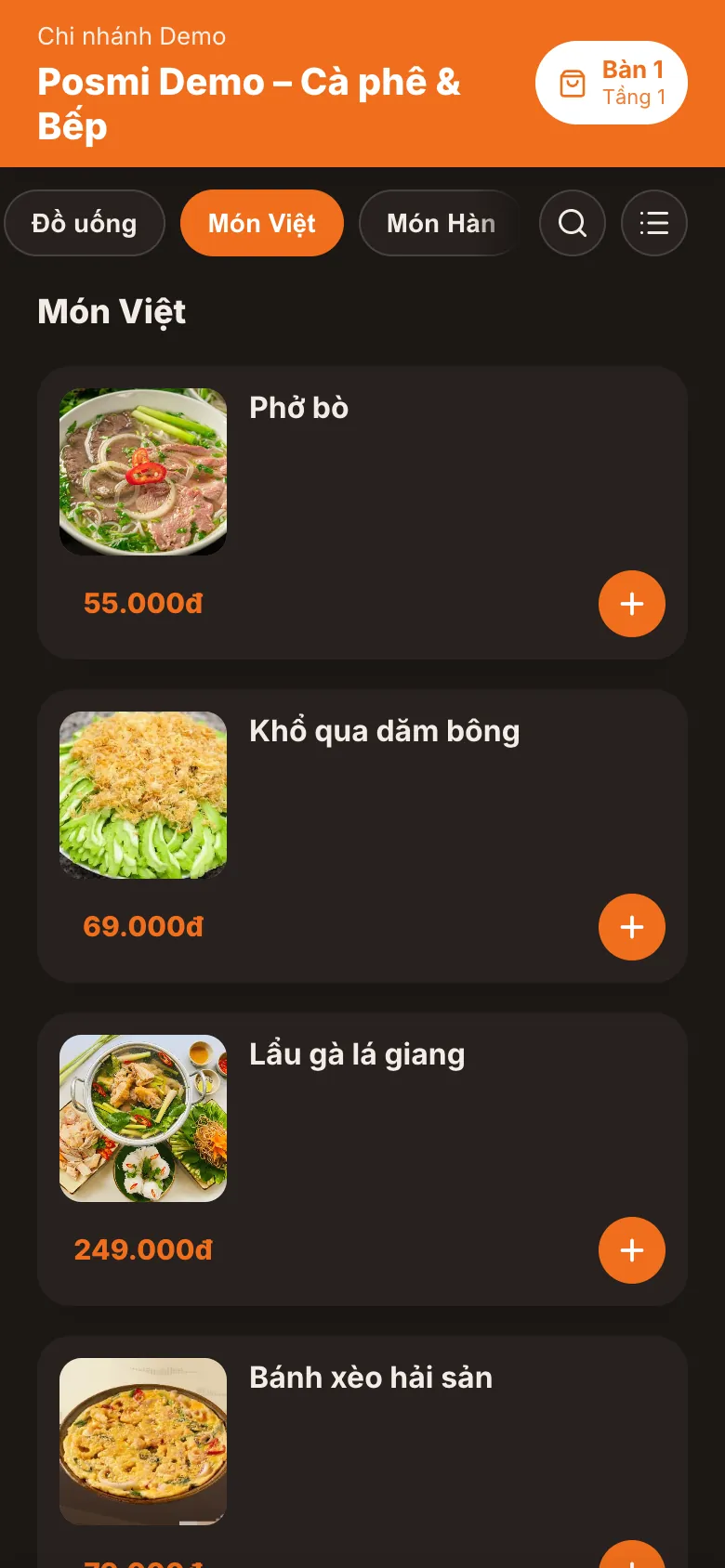 Khách xem menu có hình trên điện thoại sau khi quét mã QR trên bàn